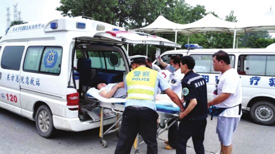 救護車進小區受阻是怎么回事？救護車廠家帶你了解事情始末01